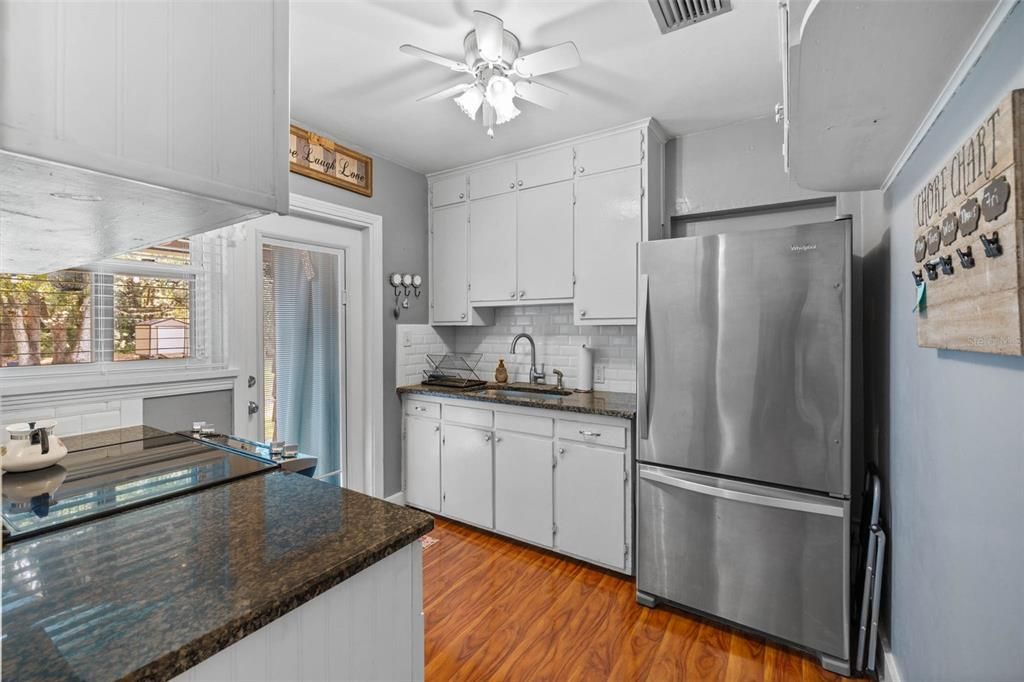 Под контрактом: $245,000 (3 спален, 1 ванн, 1091 Квадратных фут)