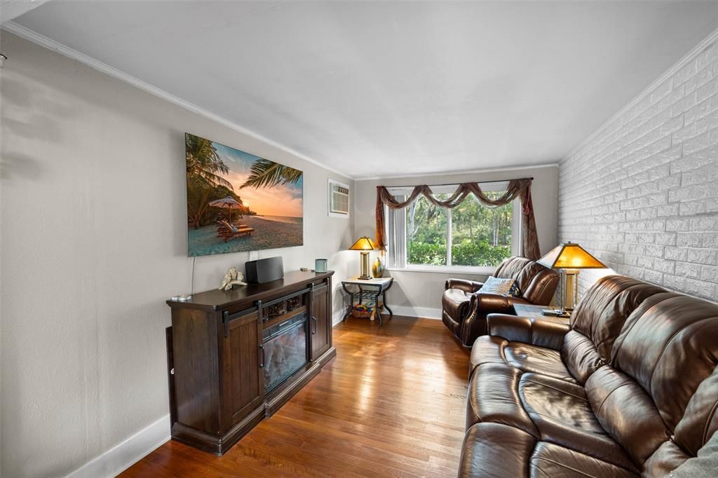 Под контрактом: $245,000 (3 спален, 1 ванн, 1091 Квадратных фут)