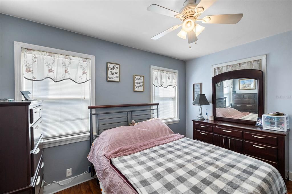 Под контрактом: $245,000 (3 спален, 1 ванн, 1091 Квадратных фут)