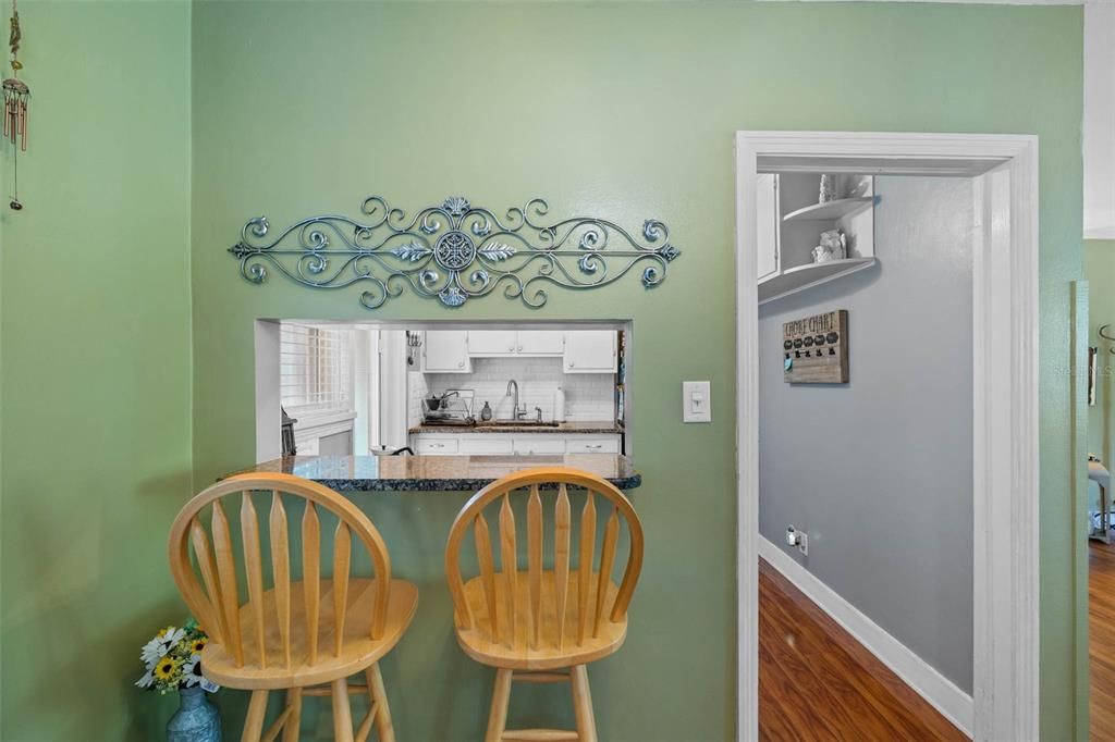 Под контрактом: $245,000 (3 спален, 1 ванн, 1091 Квадратных фут)