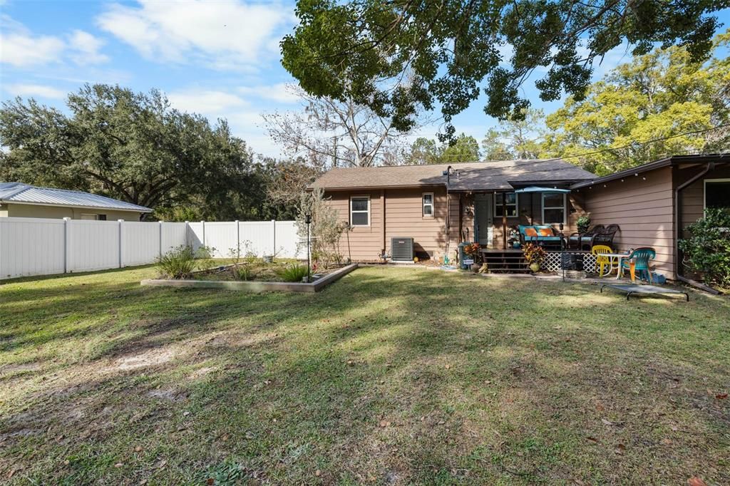 Под контрактом: $245,000 (3 спален, 1 ванн, 1091 Квадратных фут)