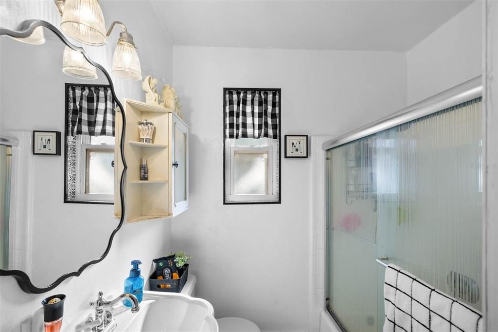 Под контрактом: $245,000 (3 спален, 1 ванн, 1091 Квадратных фут)