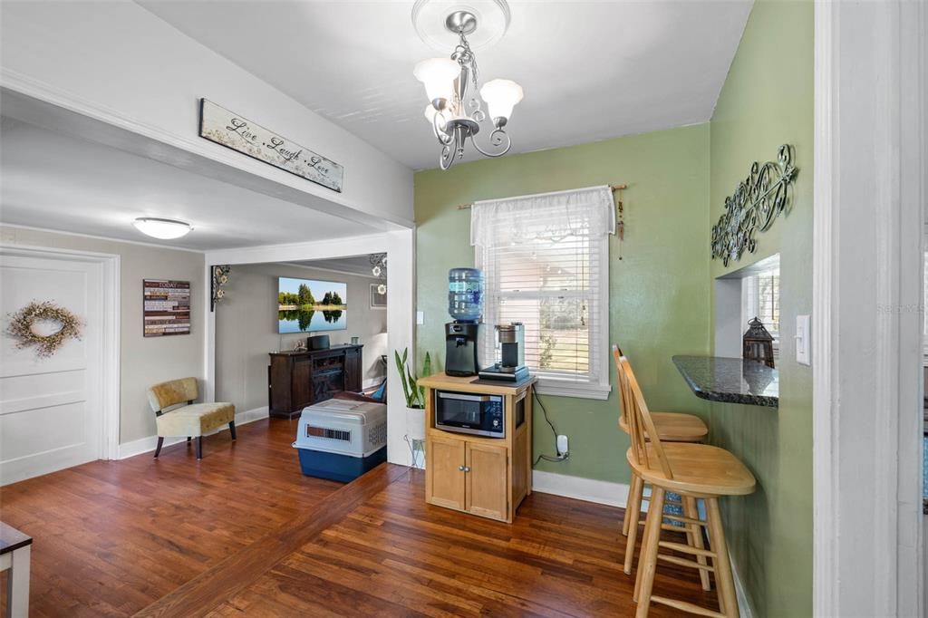 Под контрактом: $245,000 (3 спален, 1 ванн, 1091 Квадратных фут)