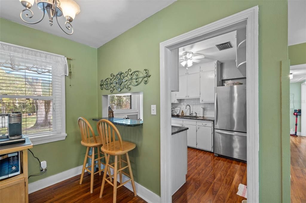 Под контрактом: $245,000 (3 спален, 1 ванн, 1091 Квадратных фут)