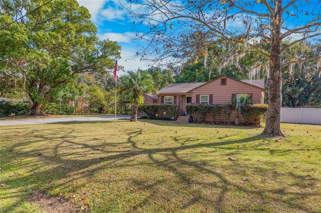 Под контрактом: $245,000 (3 спален, 1 ванн, 1091 Квадратных фут)