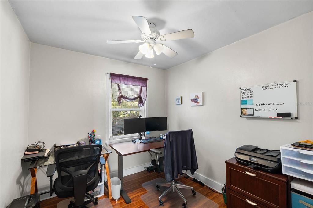 Под контрактом: $245,000 (3 спален, 1 ванн, 1091 Квадратных фут)