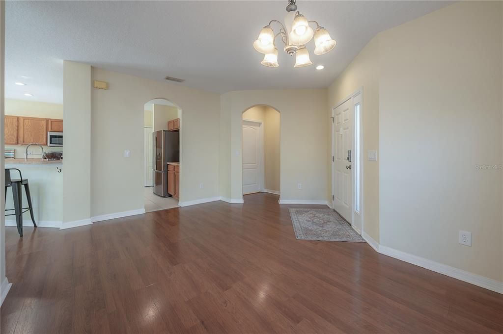 En Venta: $309,900 (4 camas, 2 baños, 2206 Pies cuadrados)