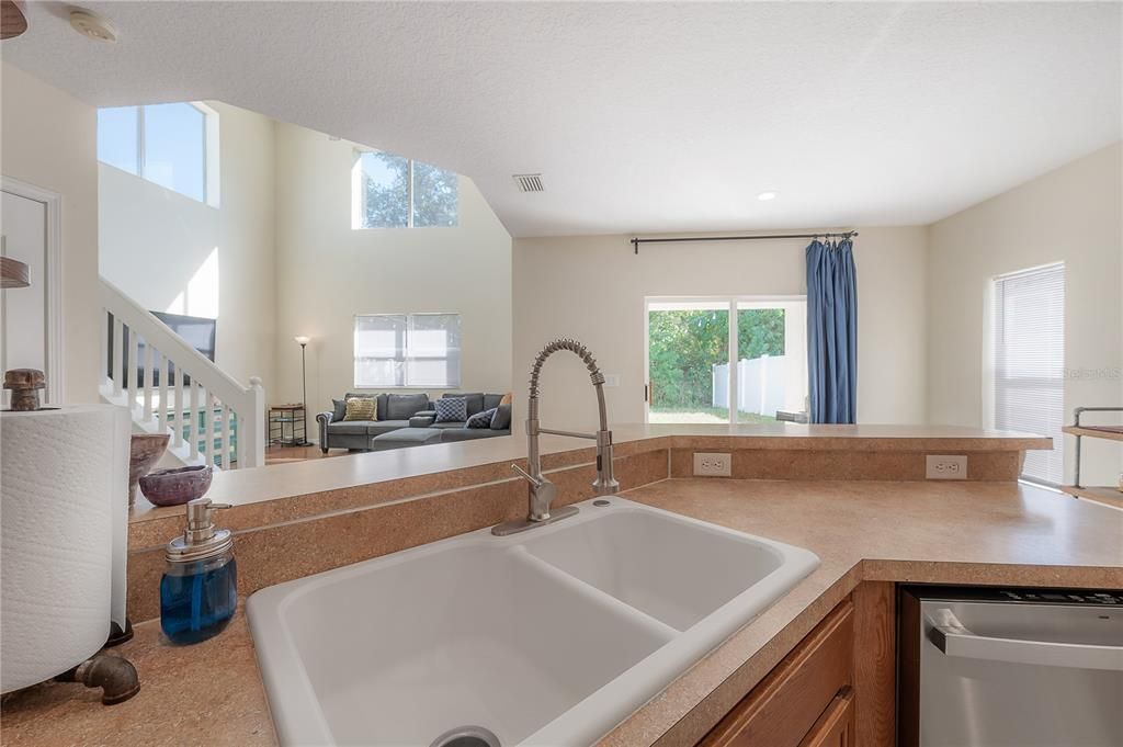 En Venta: $309,900 (4 camas, 2 baños, 2206 Pies cuadrados)