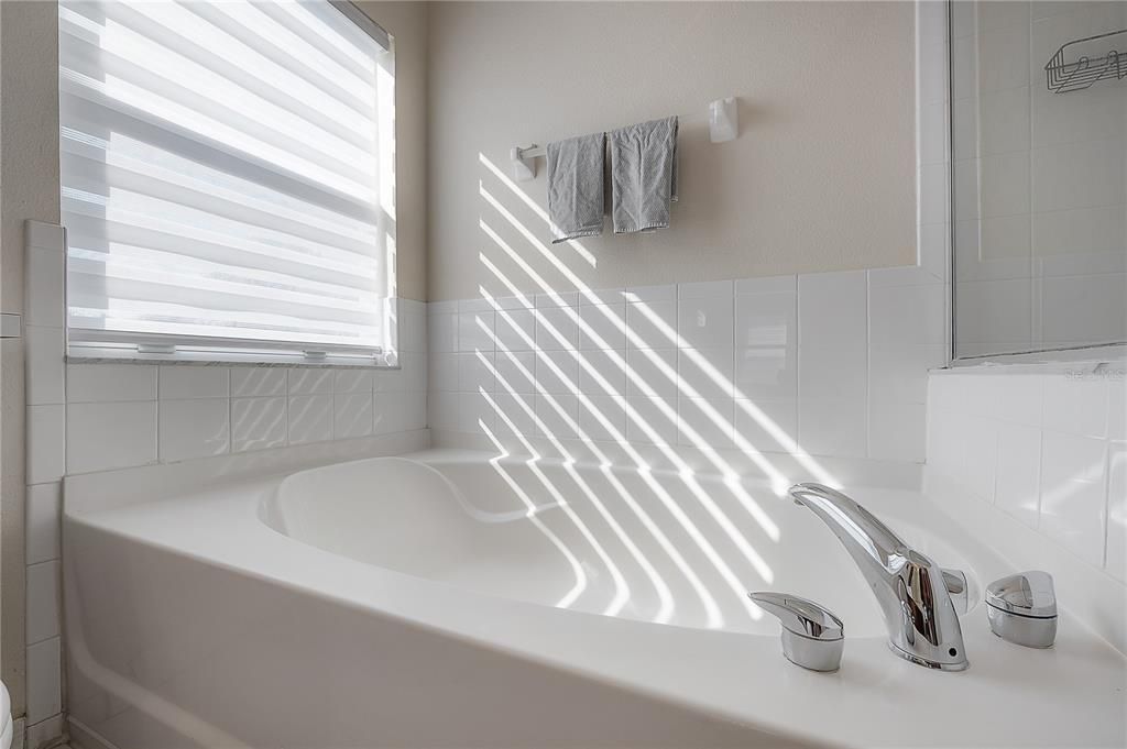 En Venta: $309,900 (4 camas, 2 baños, 2206 Pies cuadrados)