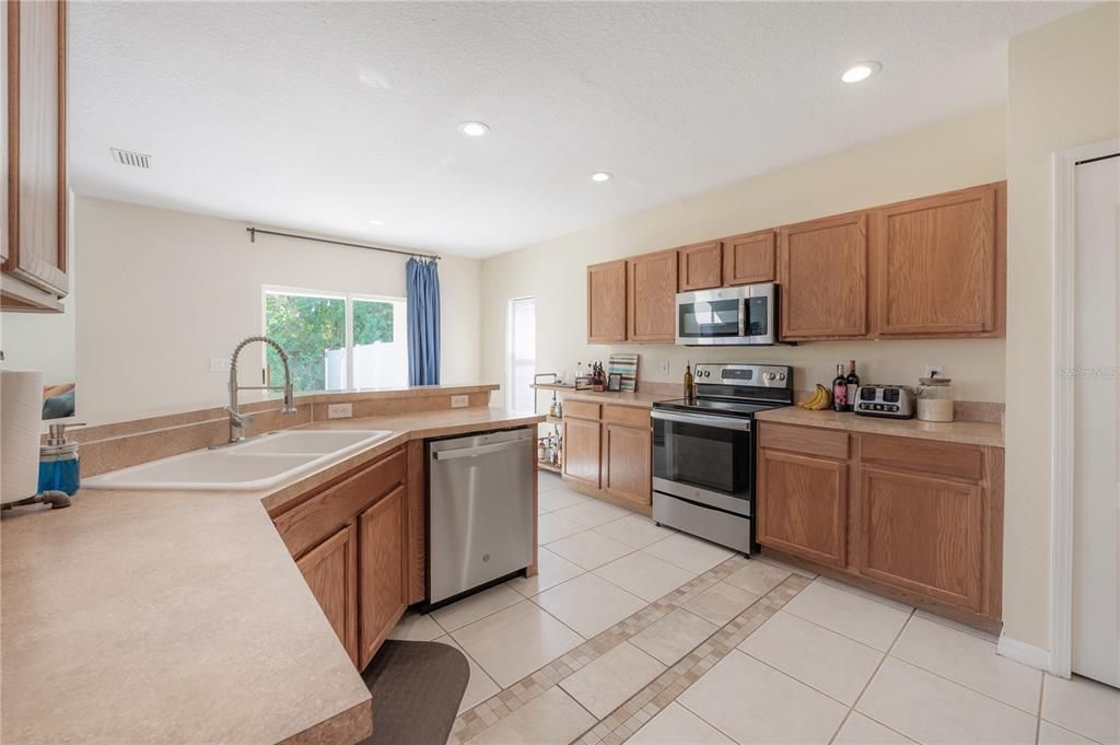 En Venta: $309,900 (4 camas, 2 baños, 2206 Pies cuadrados)