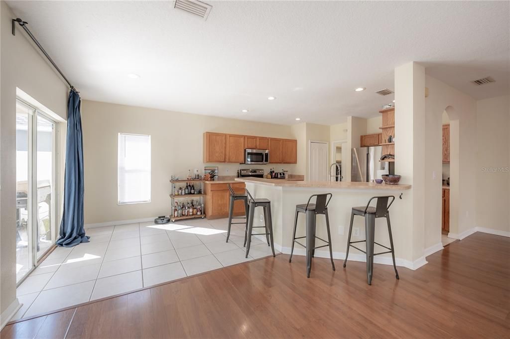 En Venta: $309,900 (4 camas, 2 baños, 2206 Pies cuadrados)