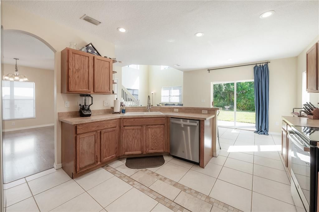 En Venta: $309,900 (4 camas, 2 baños, 2206 Pies cuadrados)