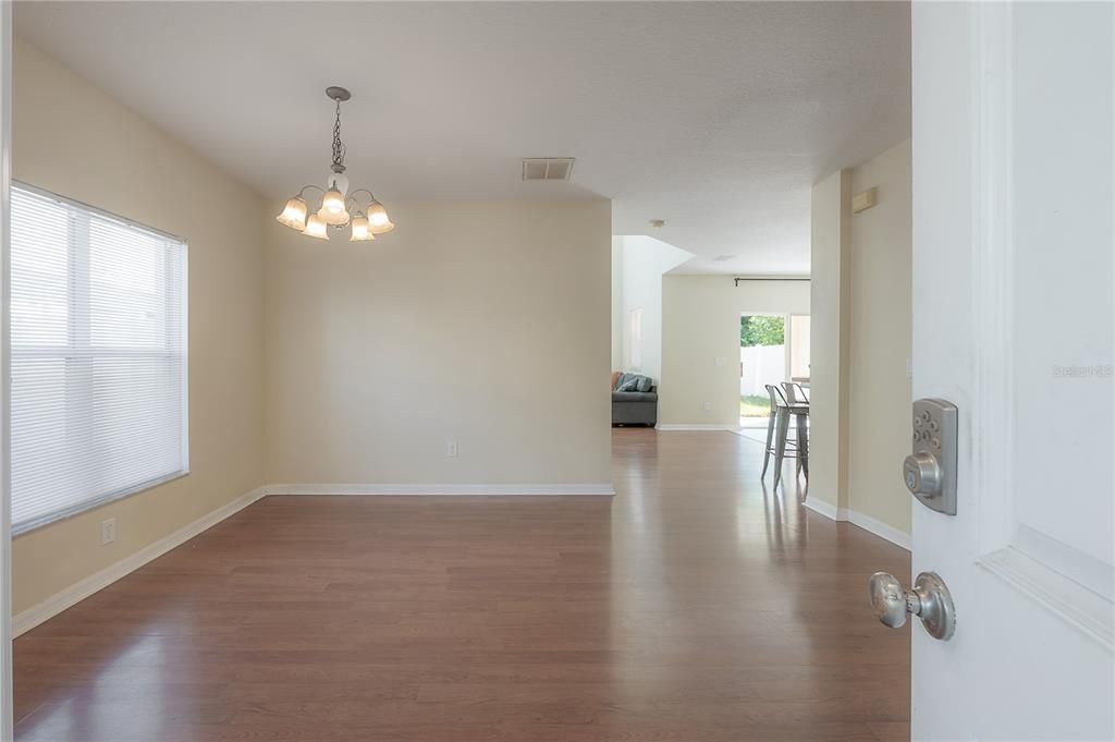 En Venta: $309,900 (4 camas, 2 baños, 2206 Pies cuadrados)