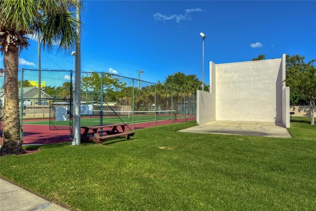 For Rent: $1,300 (2 beds, 1 baths, 960 Square Feet)