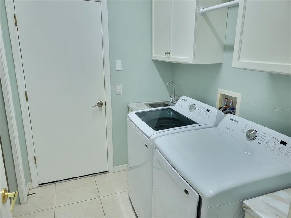 На продажу: $430,000 (2 спален, 2 ванн, 1931 Квадратных фут)