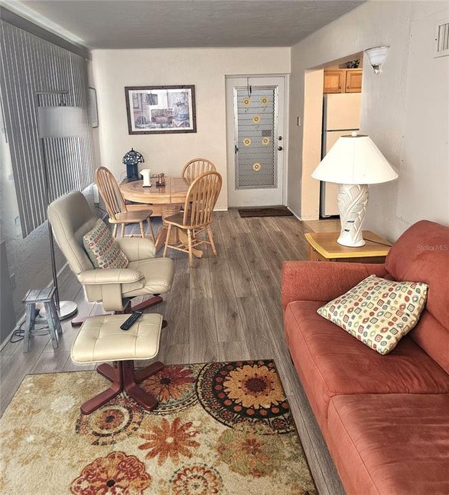 待售: $139,900 (2 贝兹, 1 浴室, 1100 平方英尺)