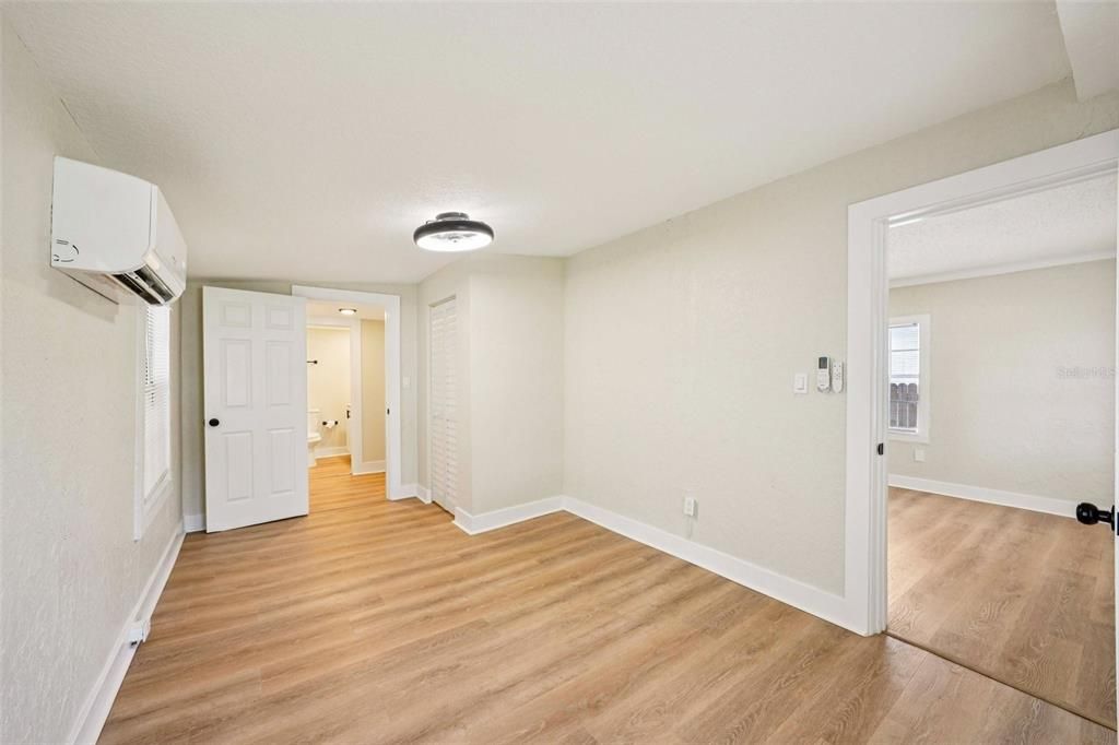 For Rent: $2,000 (2 beds, 1 baths, 880 Square Feet)