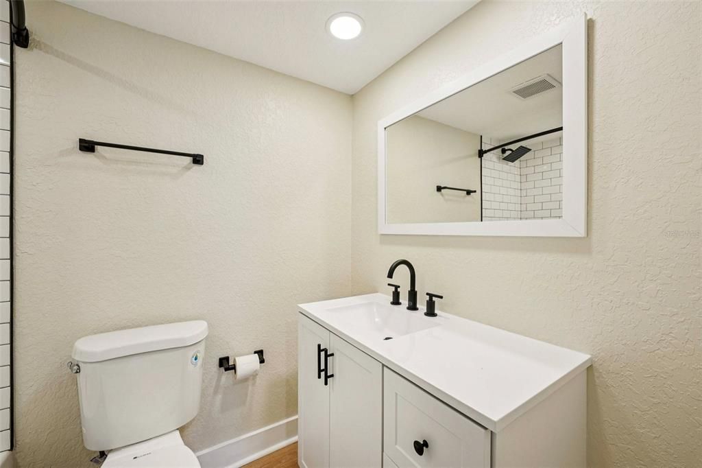 For Rent: $2,000 (2 beds, 1 baths, 880 Square Feet)