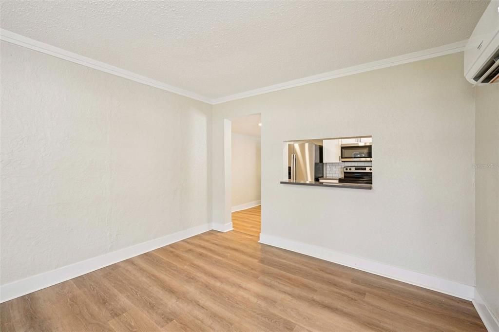 For Rent: $2,000 (2 beds, 1 baths, 880 Square Feet)