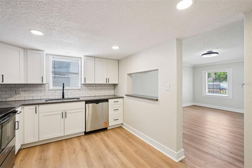 For Rent: $2,000 (2 beds, 1 baths, 880 Square Feet)