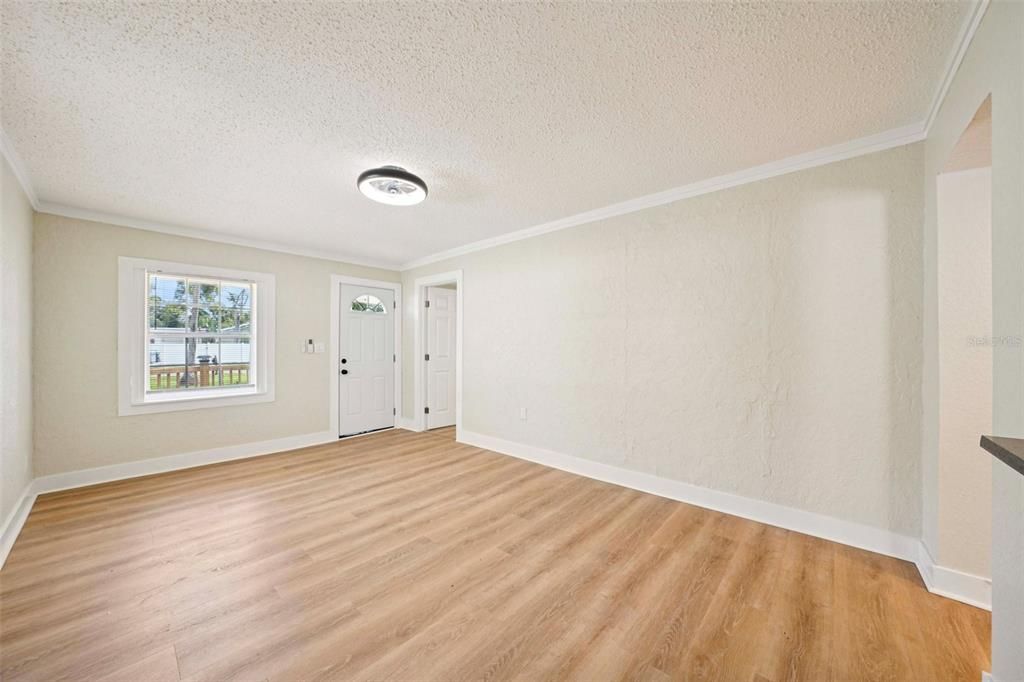 For Rent: $2,000 (2 beds, 1 baths, 880 Square Feet)