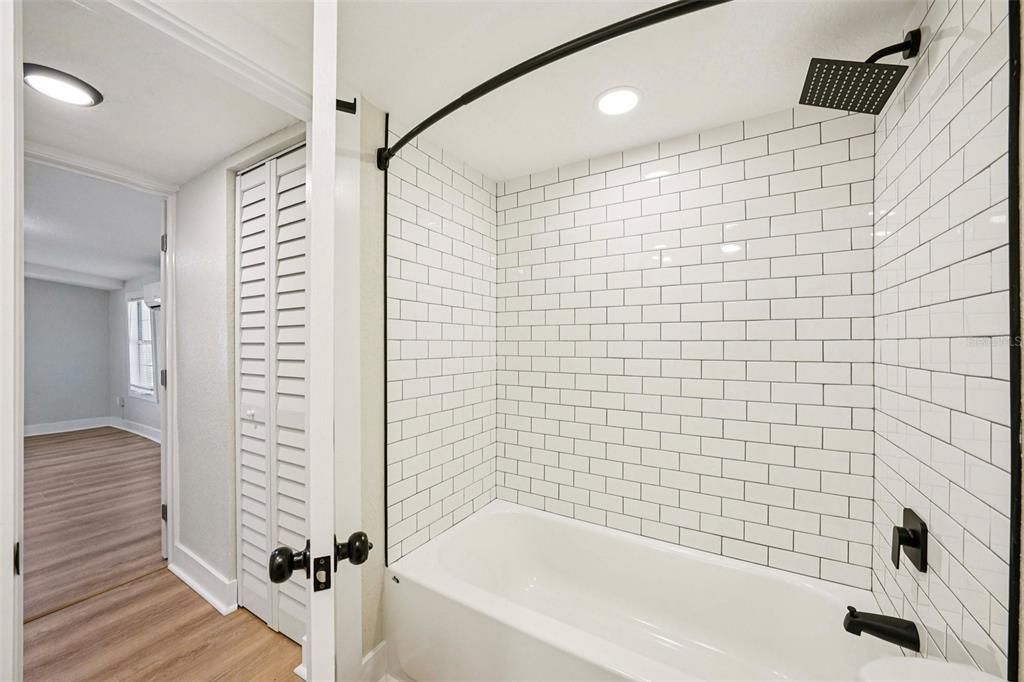 For Rent: $2,000 (2 beds, 1 baths, 880 Square Feet)