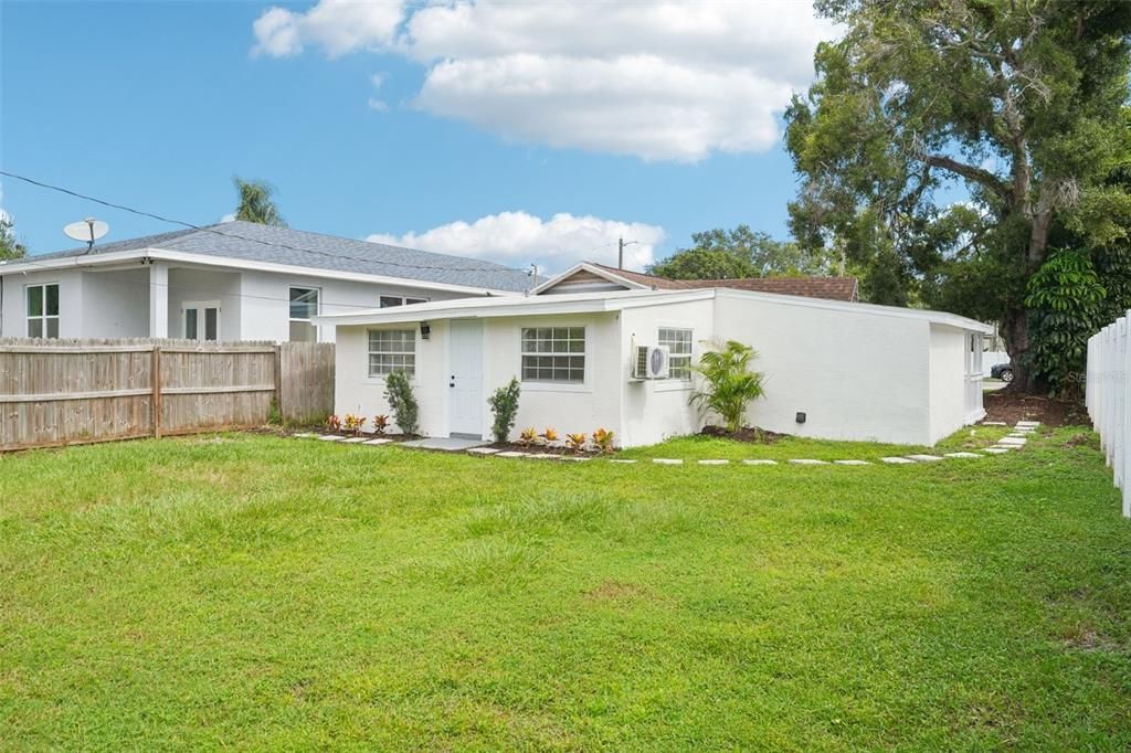 For Rent: $2,000 (2 beds, 1 baths, 880 Square Feet)