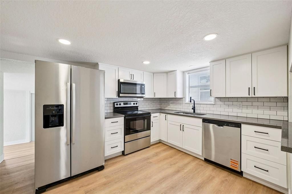 For Rent: $2,000 (2 beds, 1 baths, 880 Square Feet)