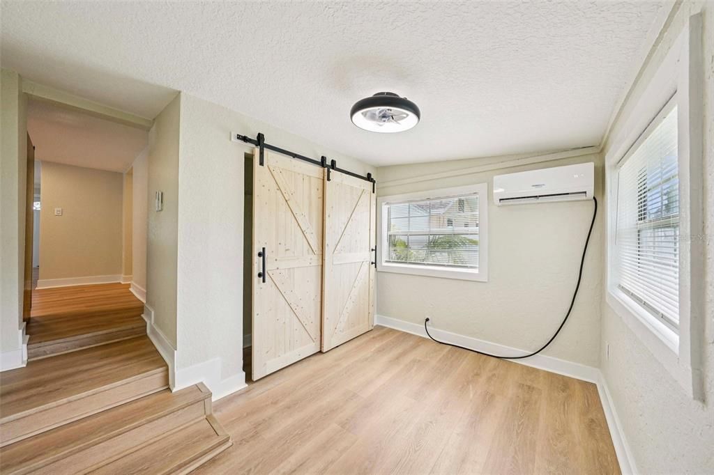 For Rent: $2,000 (2 beds, 1 baths, 880 Square Feet)