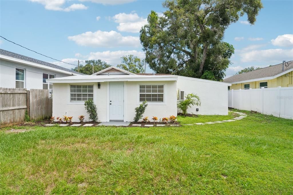 For Rent: $2,000 (2 beds, 1 baths, 880 Square Feet)