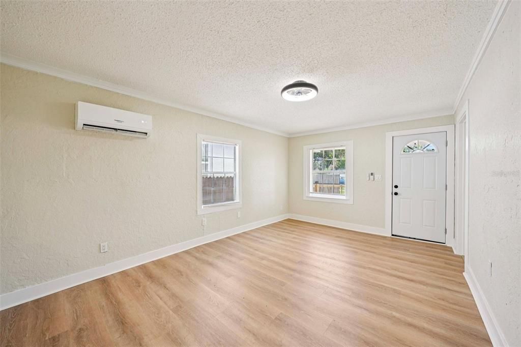 For Rent: $2,000 (2 beds, 1 baths, 880 Square Feet)