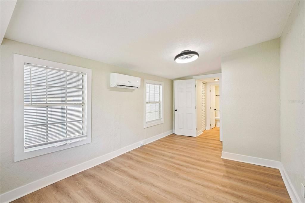 For Rent: $2,000 (2 beds, 1 baths, 880 Square Feet)