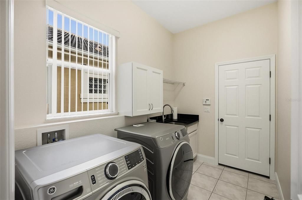 For Sale: $580,000 (3 beds, 2 baths, 1985 Square Feet)