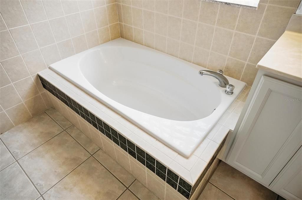 For Sale: $580,000 (3 beds, 2 baths, 1985 Square Feet)