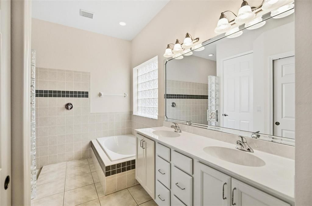 For Sale: $580,000 (3 beds, 2 baths, 1985 Square Feet)