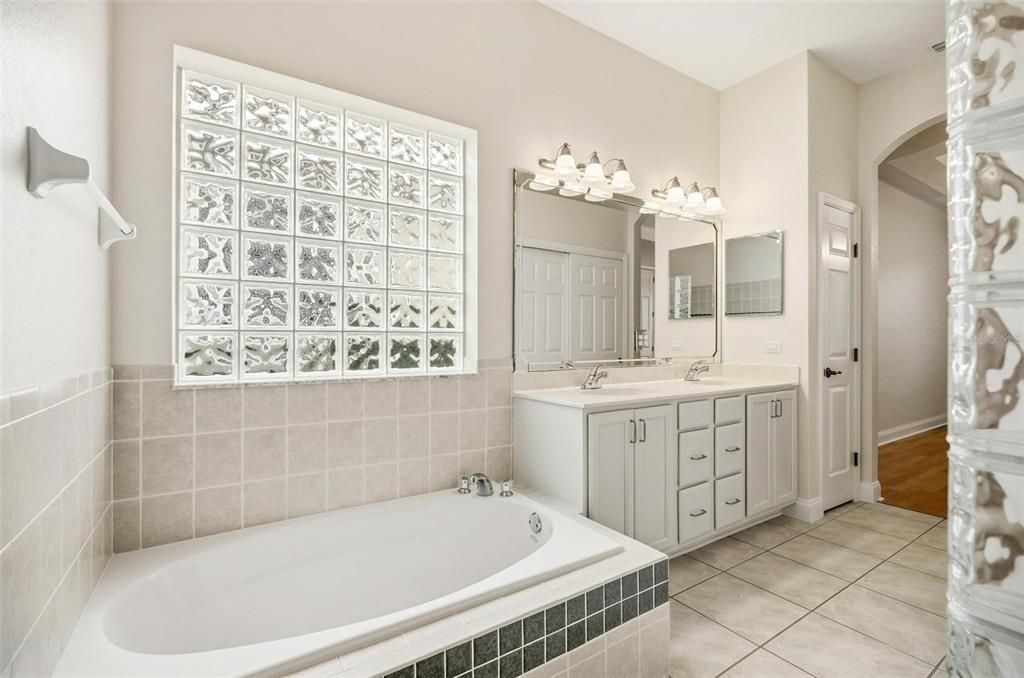 For Sale: $580,000 (3 beds, 2 baths, 1985 Square Feet)