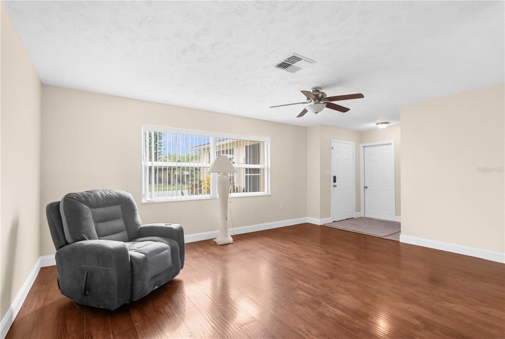 待售: $322,222 (4 贝兹, 2 浴室, 1839 平方英尺)