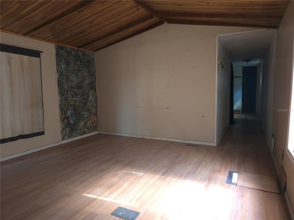 For Sale: $49,900 (2 beds, 1 baths, 784 Square Feet)