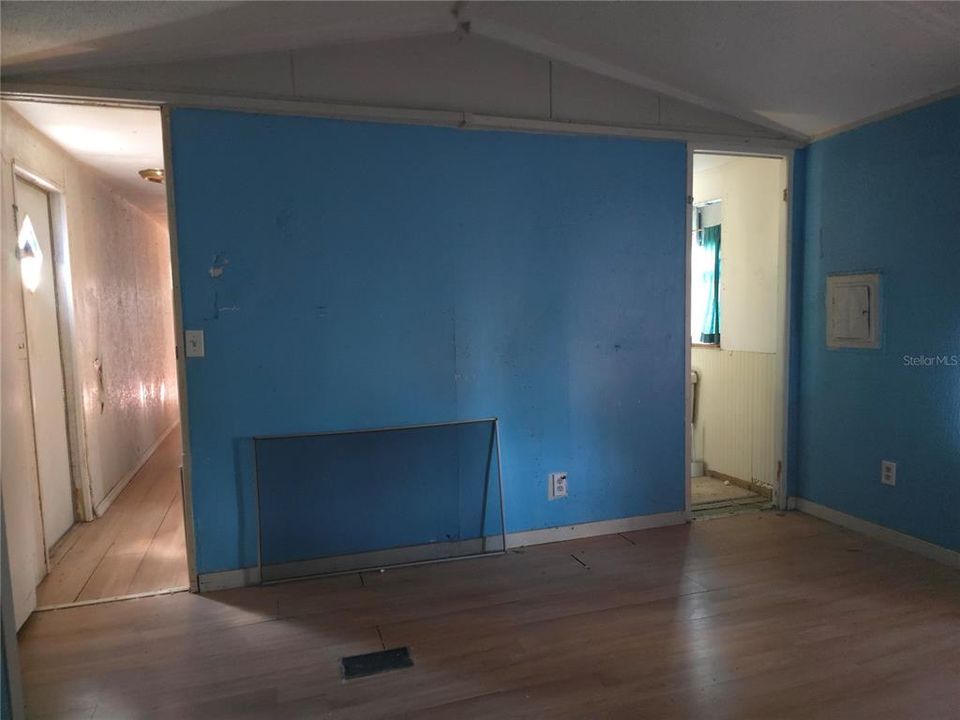 For Sale: $49,900 (2 beds, 1 baths, 784 Square Feet)