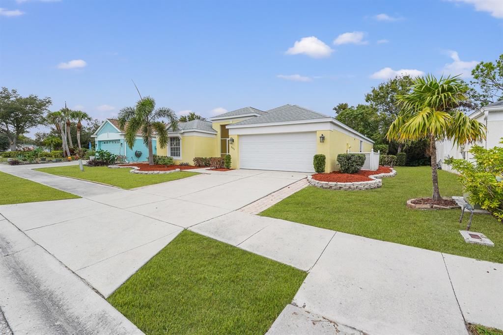 For Rent: $2,750 (4 beds, 2 baths, 1996 Square Feet)