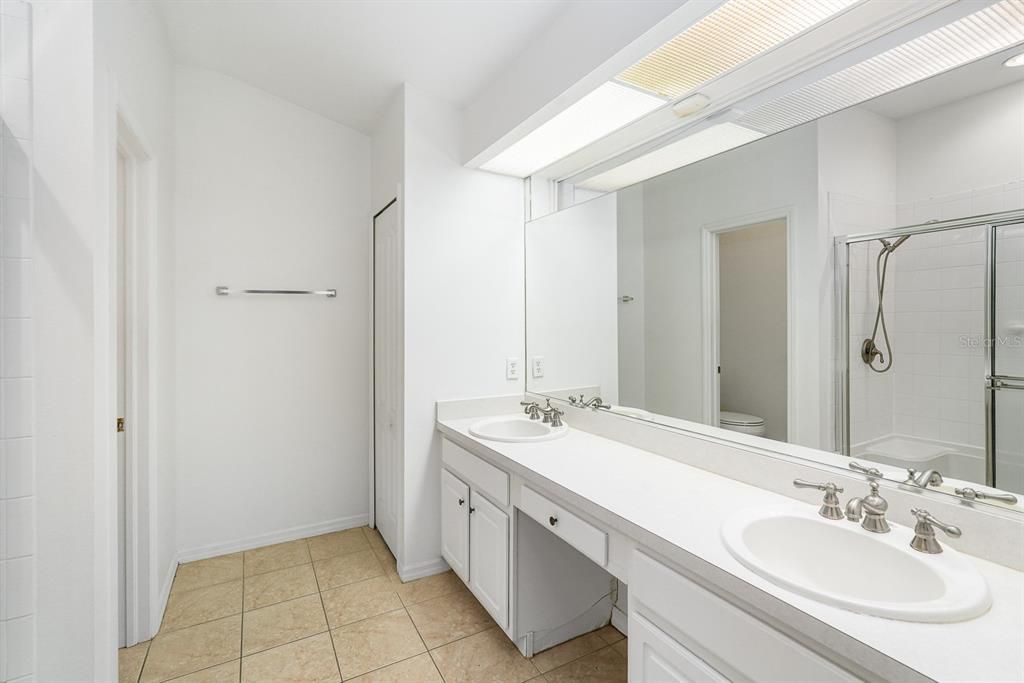 For Rent: $2,750 (4 beds, 2 baths, 1996 Square Feet)