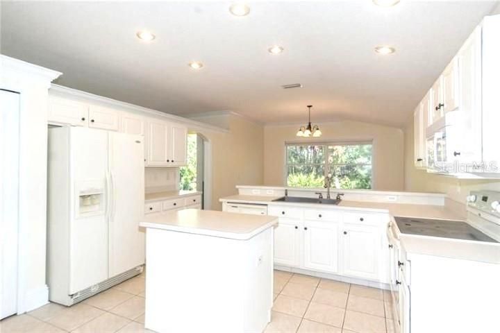 For Rent: $2,750 (4 beds, 2 baths, 1996 Square Feet)