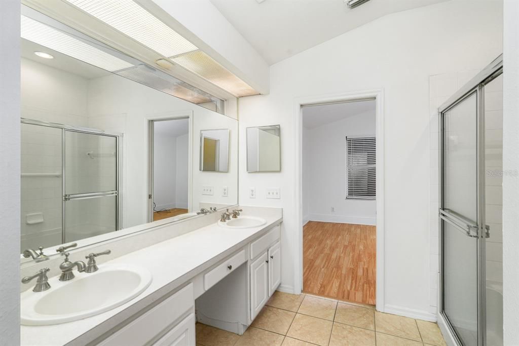 For Rent: $2,750 (4 beds, 2 baths, 1996 Square Feet)