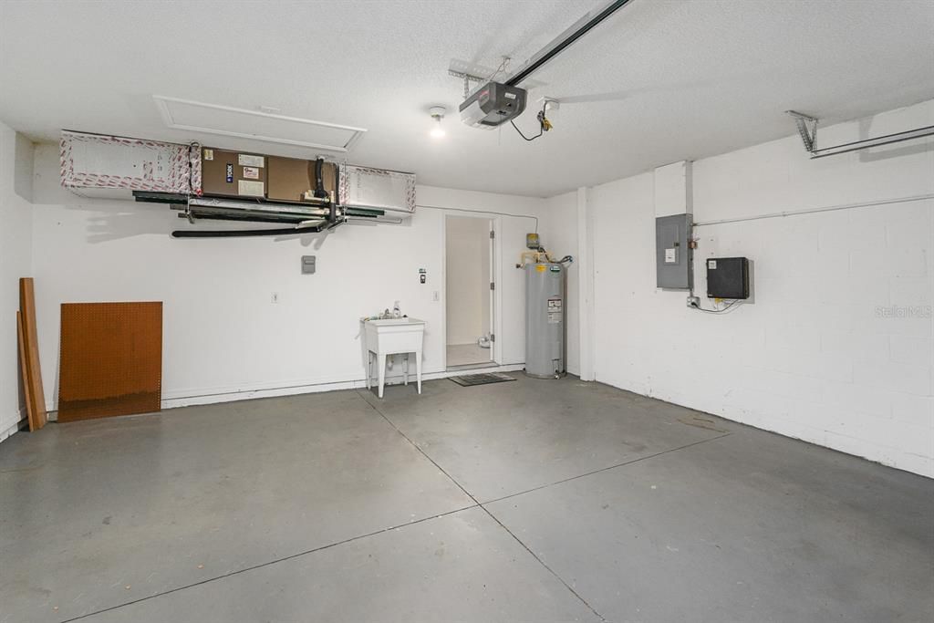 For Rent: $2,750 (4 beds, 2 baths, 1996 Square Feet)