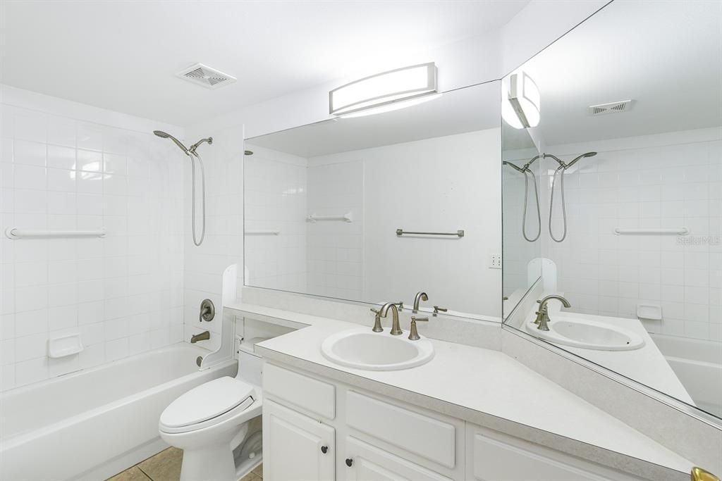 For Rent: $2,750 (4 beds, 2 baths, 1996 Square Feet)