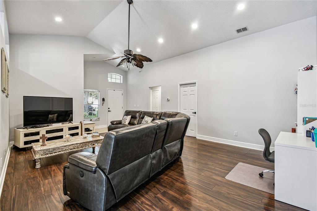 En Venta: $325,000 (2 camas, 2 baños, 1705 Pies cuadrados)