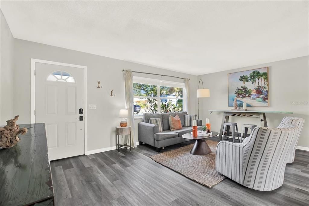 待售: $625,000 (4 贝兹, 3 浴室, 1669 平方英尺)