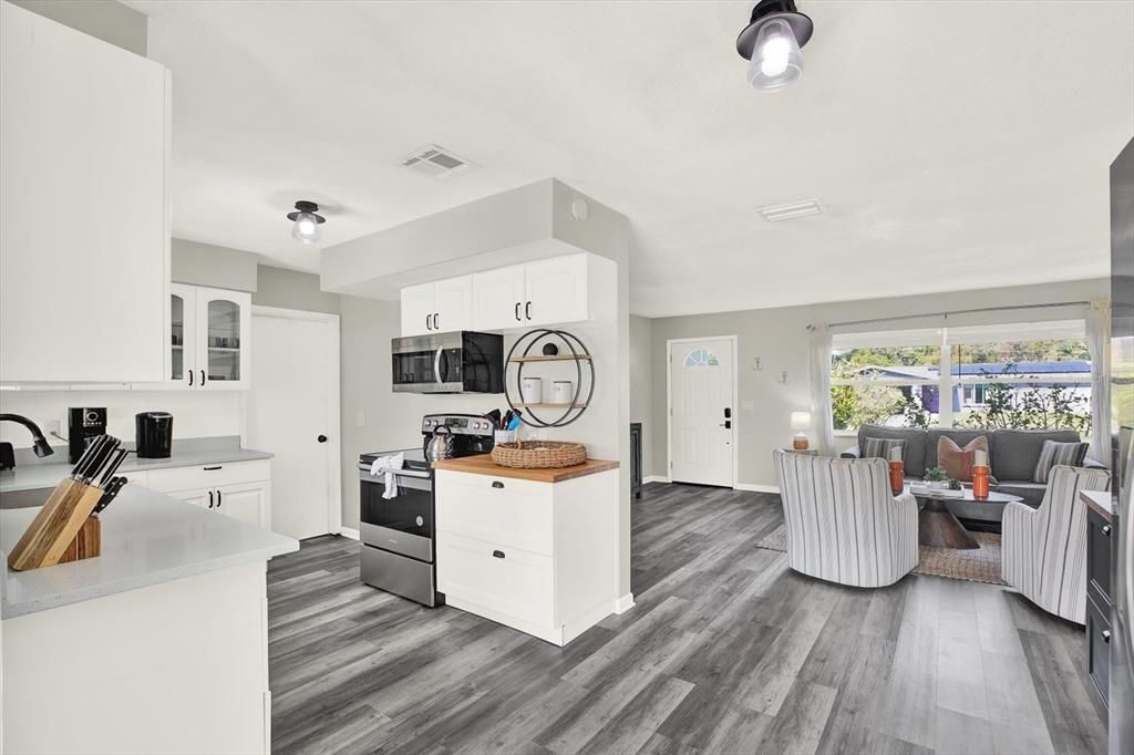 待售: $625,000 (4 贝兹, 3 浴室, 1669 平方英尺)