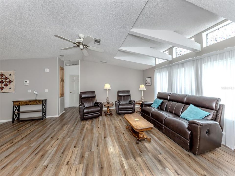 待售: $199,900 (3 贝兹, 2 浴室, 2000 平方英尺)