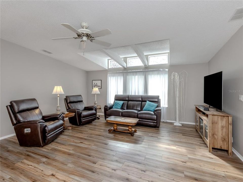 待售: $199,900 (3 贝兹, 2 浴室, 2000 平方英尺)